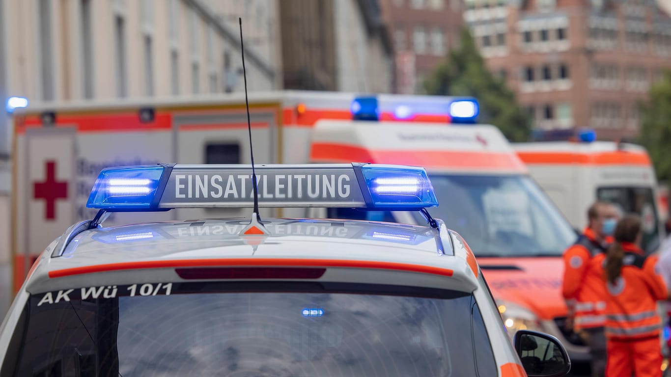 Notarztwagen in Würzburg: Zwei weitere Menschen wurden bei der Tat leicht verletzt.