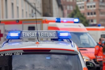 Notarztwagen in Würzburg: Zwei weitere Menschen wurden bei der Tat leicht verletzt.