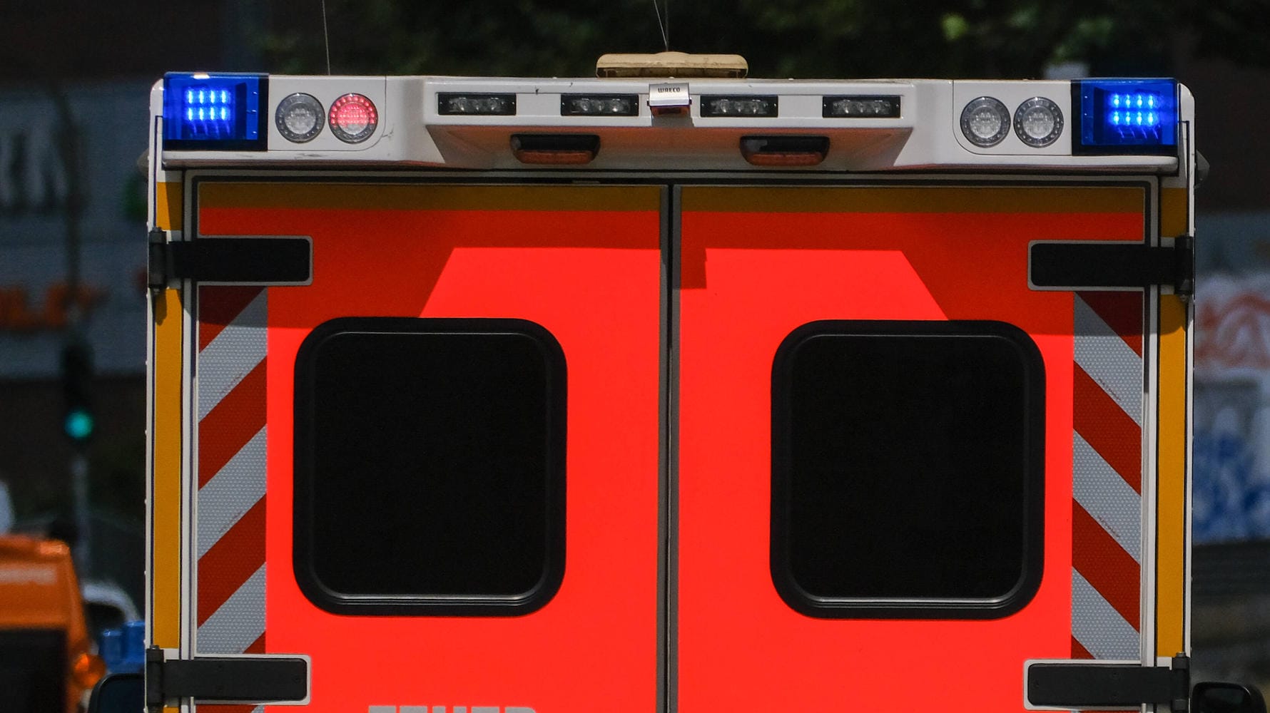 Ein Rettungswagen mit Blaulicht (Symbolbild): Die Frau schwebt nach Polizeiangaben nicht in Lebensgefahr. Ein Rettungswagen mit Blaulicht (Symbolbild): Die Frau schwebt nach Polizeiangaben nicht in Lebensgefahr.