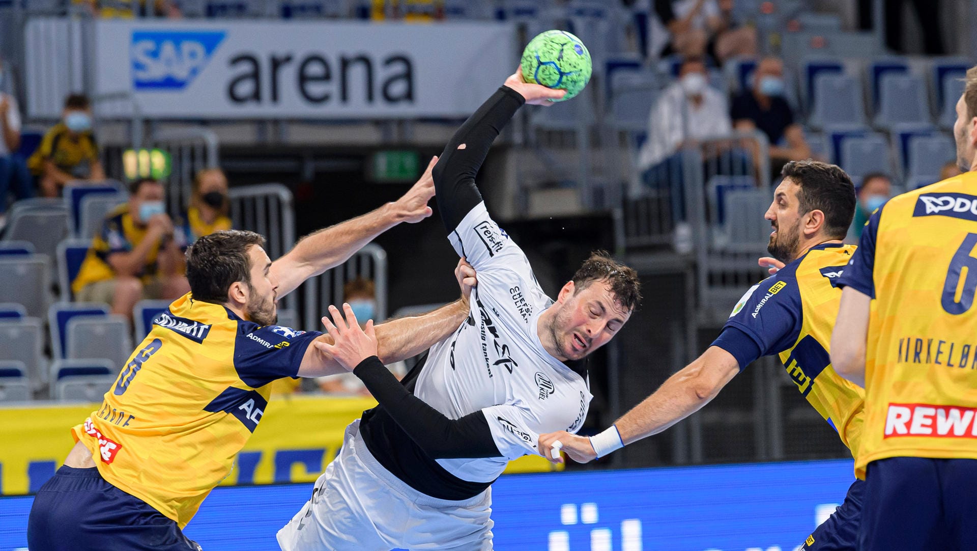Domagoj Duvnjak beim Spiel gegen die Rhein-Neckar Löwen: Der THW-Trainer gibt einen Einblick ins Gefühlsleben der Mannschaft. Domagoj Duvnjak beim Spiel gegen die Rhein-Neckar Löwen: Der THW-Trainer gibt einen Einblick ins Gefühlsleben der Mannschaft.