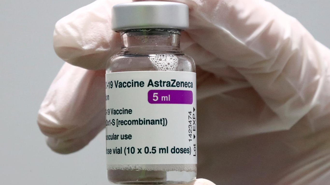 Eine Ampulle Astrazeneca-Impfstoff: Deutschland will dieses Mittel anderen Ländern zur Verfügung stellen.