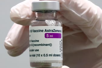 Eine Ampulle Astrazeneca-Impfstoff: Deutschland will dieses Mittel anderen Ländern zur Verfügung stellen.