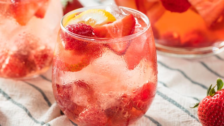 Sommerbowle: Für eine klassische Erdbeerbowle benötigen Sie neben Erdbeeren Wein, Sekt, Zucker und Zitronen.