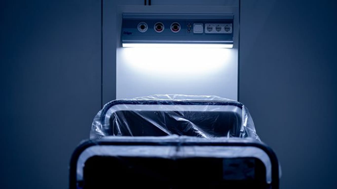 Ein Krankenhausbett zur Behandlung von Corona-Patienten