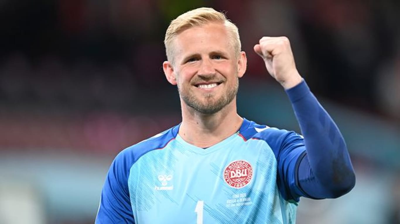 Torhüter Kasper Schmeichel mit der Siegerfaust - im EM-Halbfinale trifft Dänemark auf England.