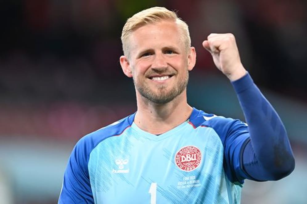Torhüter Kasper Schmeichel mit der Siegerfaust - im EM-Halbfinale trifft Dänemark auf England.