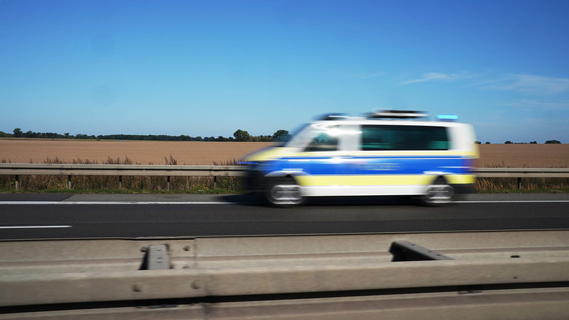 Ein Polizeiauto fährt auf einer Autobahn: Niedersächsische Beamte haben den Flüchtigen bis nach NRW verfolgt. Ein Polizeiauto fährt auf einer Autobahn: Niedersächsische Beamte haben den Flüchtigen bis nach NRW verfolgt.