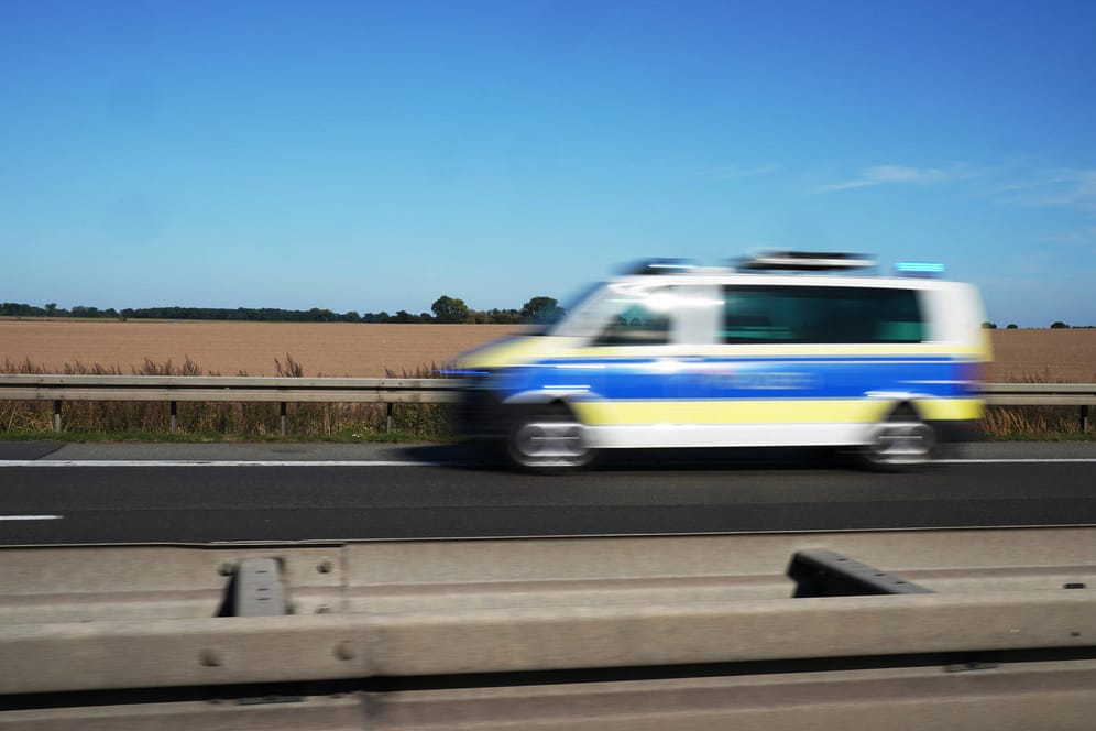 Ein Polizeiauto fährt auf einer Autobahn: Niedersächsische Beamte haben den Flüchtigen bis nach NRW verfolgt.