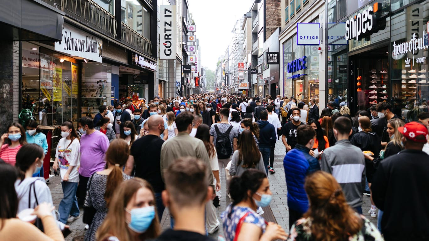 Bei fallenden Inzidenzzahlen drängen viele Menschen für Shopping in die Kölner Innenstadt: Experten befürchten eine Ausbreitung der Delta-Variante ab Herbst.