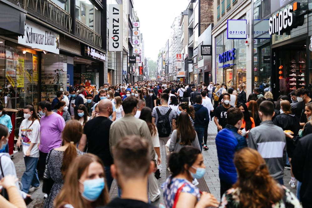 Bei fallenden Inzidenzzahlen drängen viele Menschen für Shopping in die Kölner Innenstadt: Experten befürchten eine Ausbreitung der Delta-Variante ab Herbst.