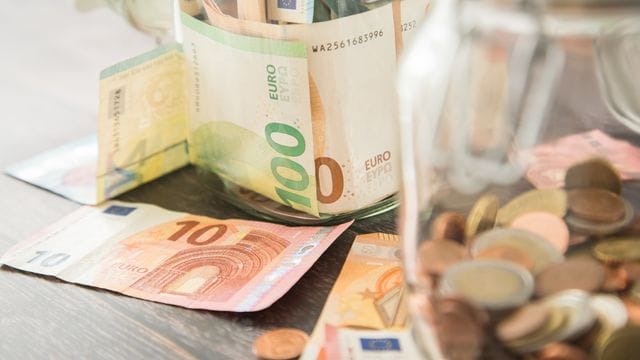 Sechs Prozent der Bundesbürger legen einen Notgroschen zurück - nach sieben Prozent in der letzten Umfrage. Sechs Prozent der Bundesbürger legen einen Notgroschen zurück - nach sieben Prozent in der letzten Umfrage.