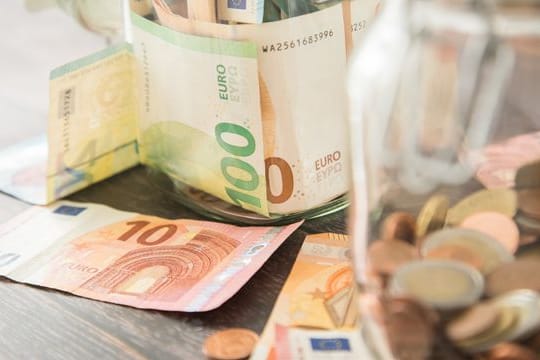 Sechs Prozent der Bundesbürger legen einen Notgroschen zurück - nach sieben Prozent in der letzten Umfrage.