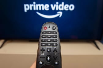 Das Logo von Prime Video auf einem Fernseher (Symbolbild): Amazons Streamingdienst zeigt zahlenden Kunden Werbung.