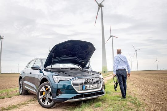 Hm, wo kann ich denn hier einstöpseln? Wer mit seinem E-Auto eine größere Reichweite erzielen will, sollte klug mit dem Gaspedal umgehen.