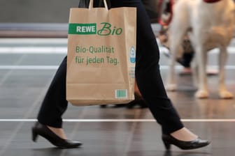 Eine Kundin beim Einkaufen (Symbolbild): Im Lebensmitteleinzelhandel gibt es Lieferengpässe bei den Papiertüten