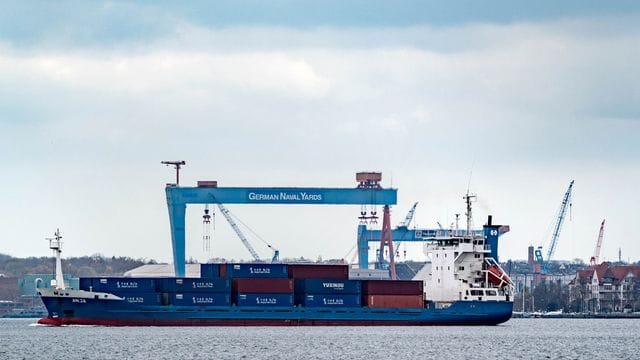 Ein Containerschiff