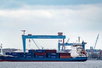 Ein Containerschiff