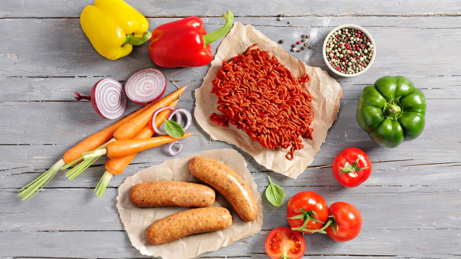 Mischprodukte: Dieses Hack und diese Würstchen bestehen jeweils nur zur Hälfe aus Fleisch.