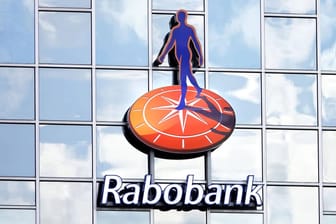 Rabobank-Logo (Symbolbild): Das Geldhaus stellt sein Privatkundengeschäft in Deutschland ein.