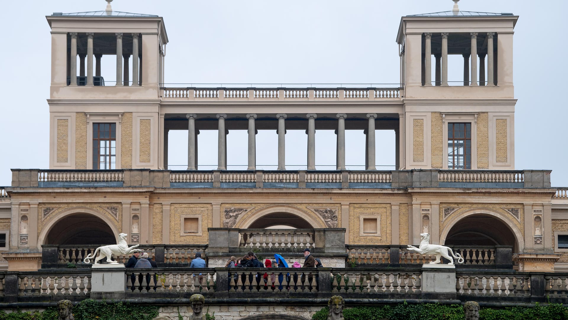 Das Orangerieschloss im Schlosspark Sanssouci (Archivbild): Hier verursachte der Randalierer laut Polizei "erhebliche Beschädigungen".