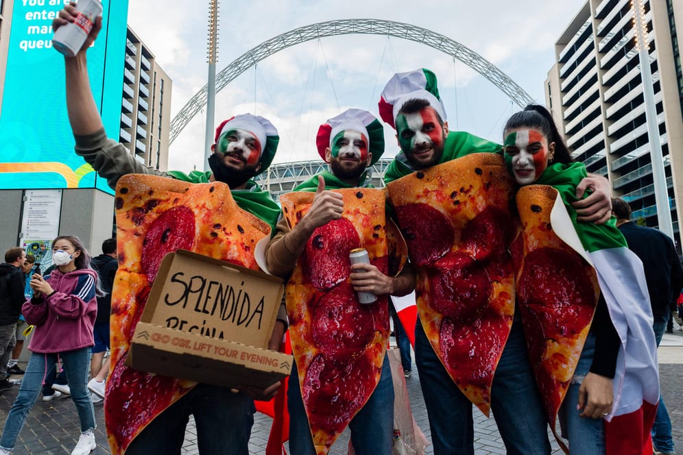 Die italienischen Fans in London ließen sich allerlei Dinge einfallen, um im Wembley-Stadion aufzufallen.