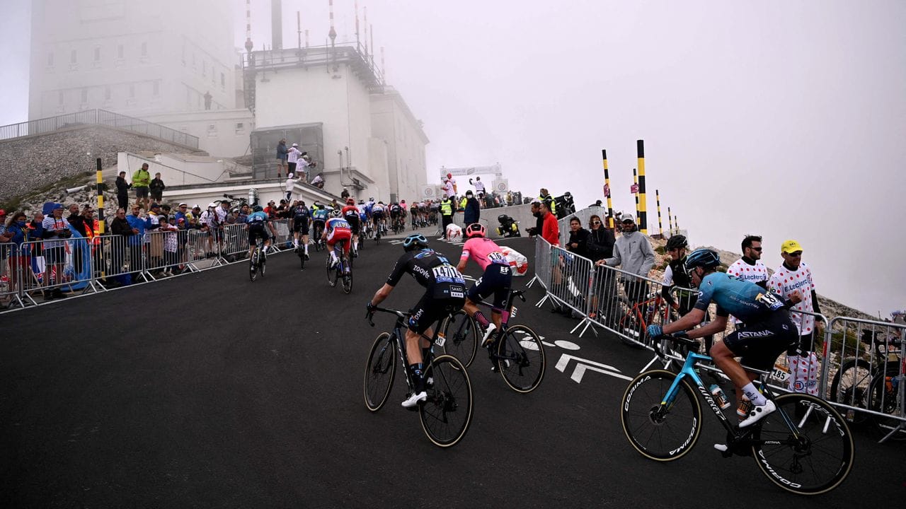 Neblig: Der Fahrerfeld bei der ersten Überquerung des Mont Ventoux .