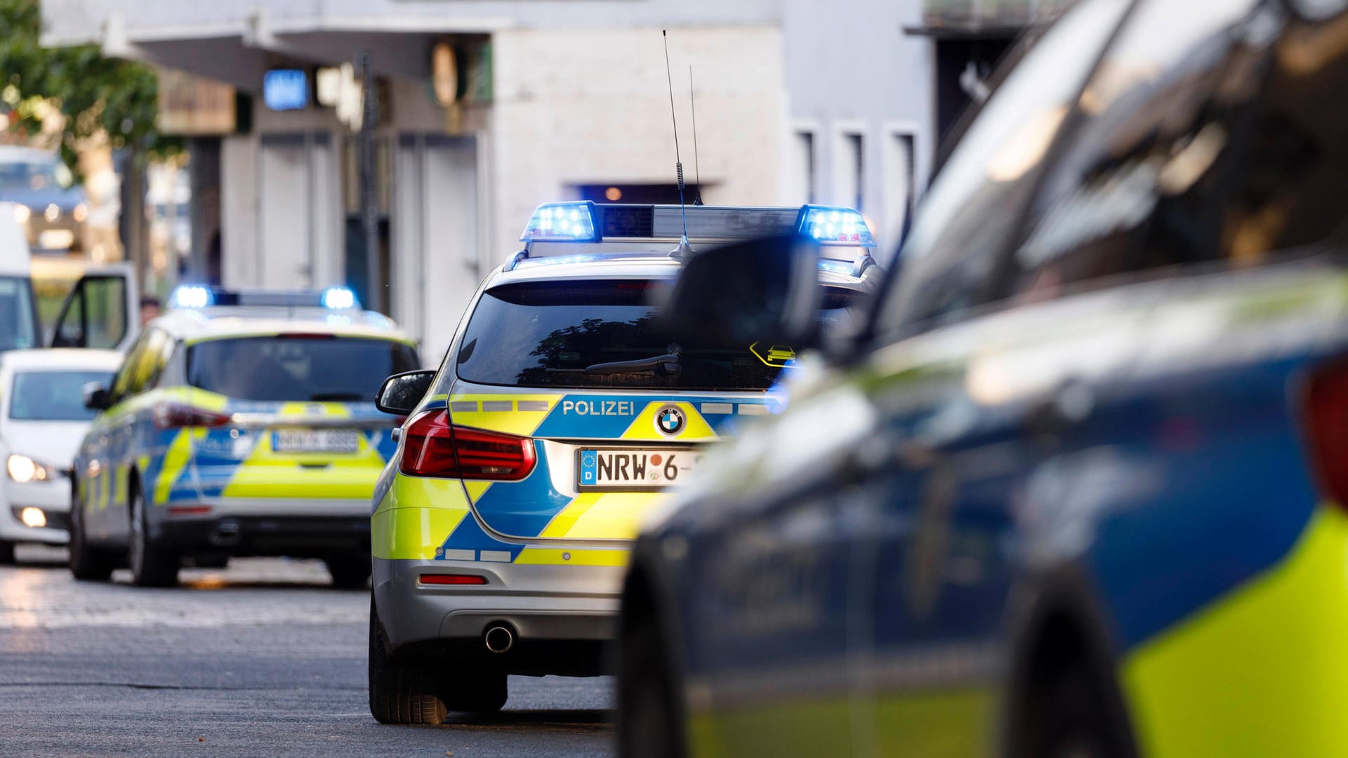 Mehrere Polizeiwagen fahren durch die Kölner Altstadt (Symbolbild): Die Verfolgungsjagd endete, als ein Streifenwagen auf den flüchtigen Dieb auffuhr. Mehrere Polizeiwagen fahren durch die Kölner Altstadt (Symbolbild): Die Verfolgungsjagd endete, als ein Streifenwagen auf den flüchtigen Dieb auffuhr.