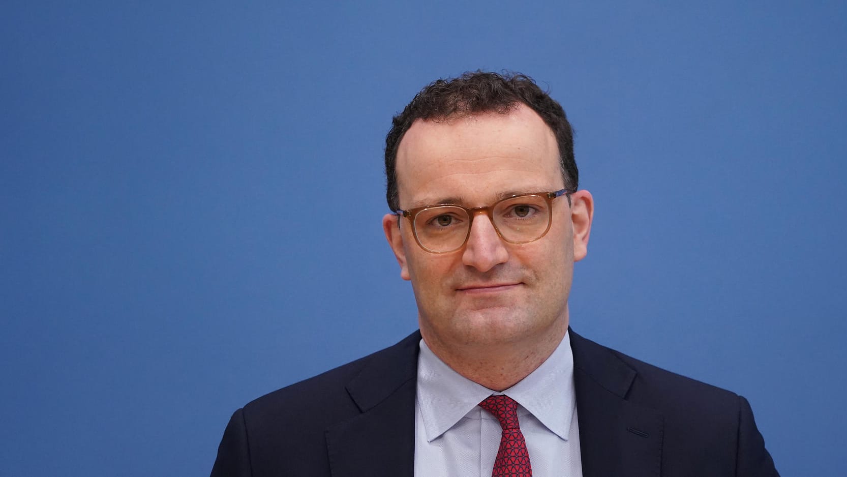 Gesundheitsminister Jens Spahn: Die Bundesregierung will voraussichtlich schon ab August georderte Astrazeneca-Dosen abgeben.