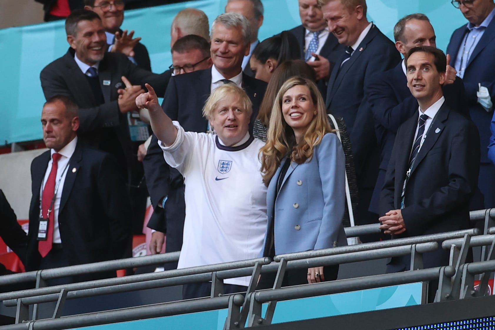 Auch Boris Johnson und seine Frau Carrie schauen sich das Spiel im Stadion an.