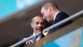 Während er vergangene Woche noch mit George und Kate das Spiel schaute, unterhält er sich nun mit UEFA-Präsident Aleksander Ceferin.