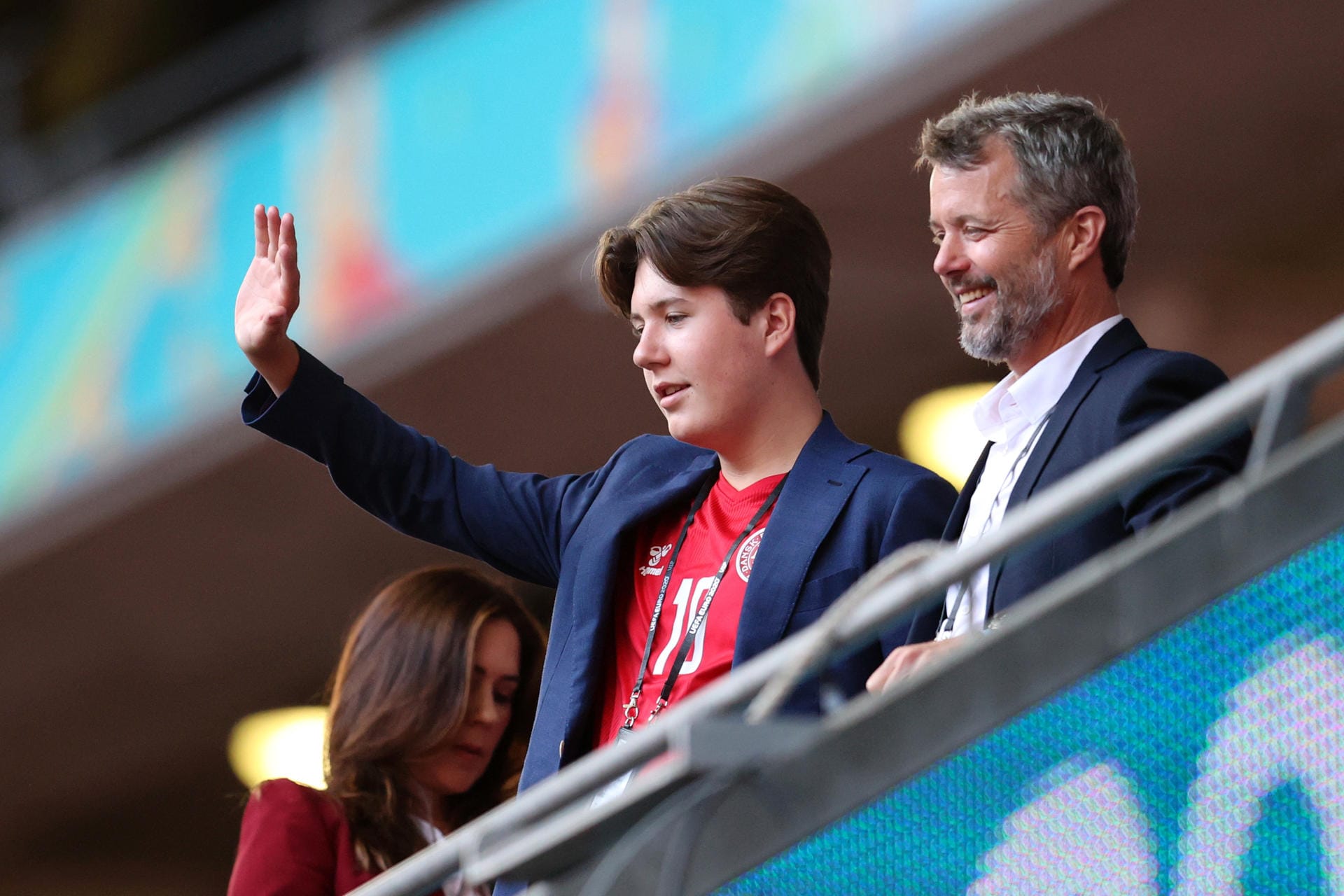 Hier winkt der 15-Jährige, während er neben seinem Vater Kronprinz Frederik steht.