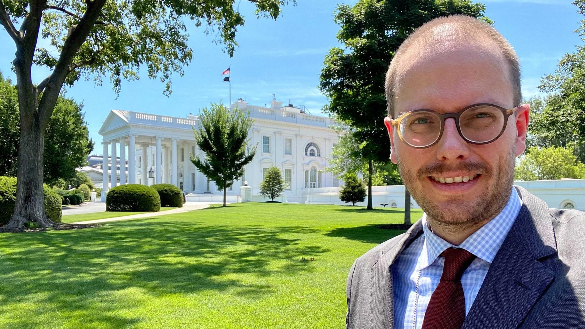 Korrespondent Fabian Reinbold vor dem Weißen Haus.