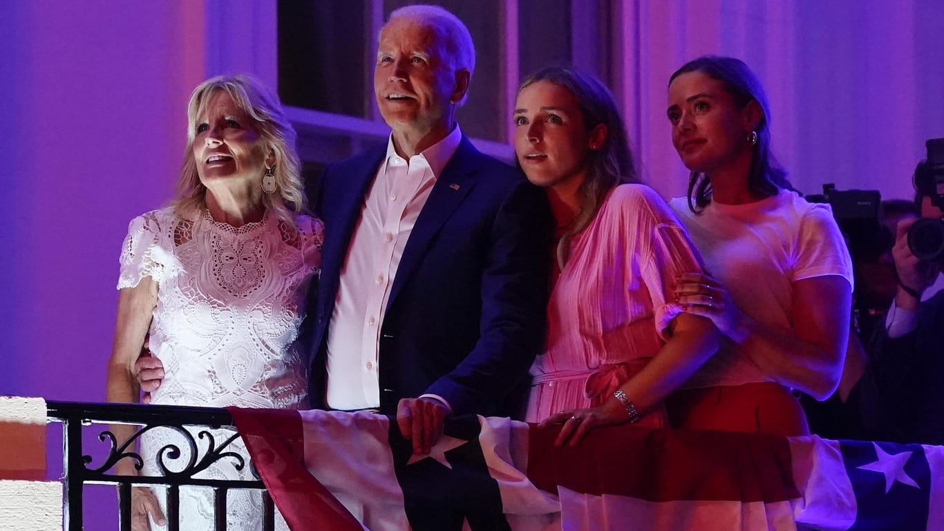 Joe Biden mit Ehefrau Jill und Enkelinnen Finnegan und Naomi: Feuerwerk am Weißen Haus.