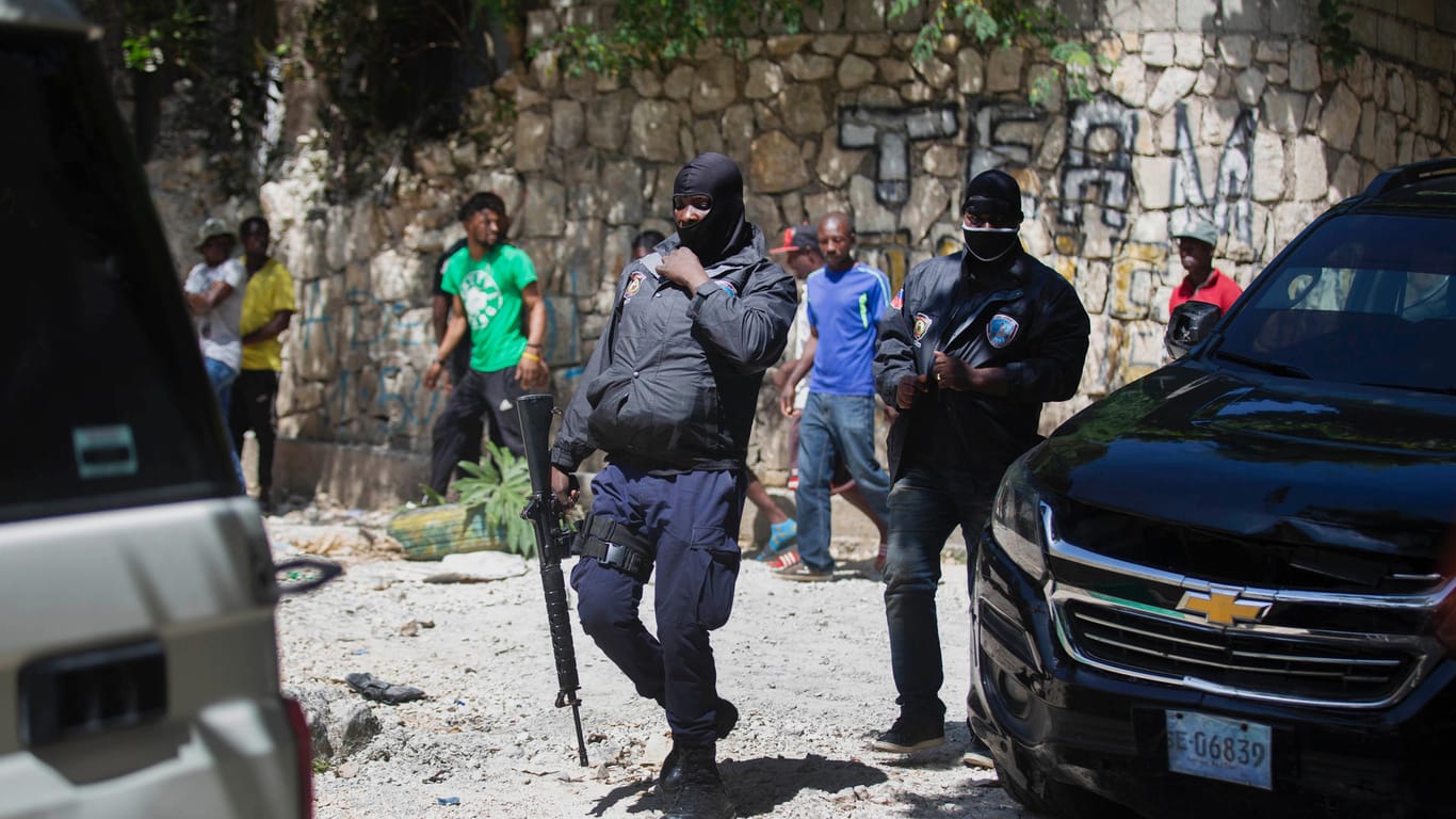 Sicherheitskräfte ermitteln nach einem Anschlag auf den Präsidenten: In Haiti ist es zu Festahmen gekommen.