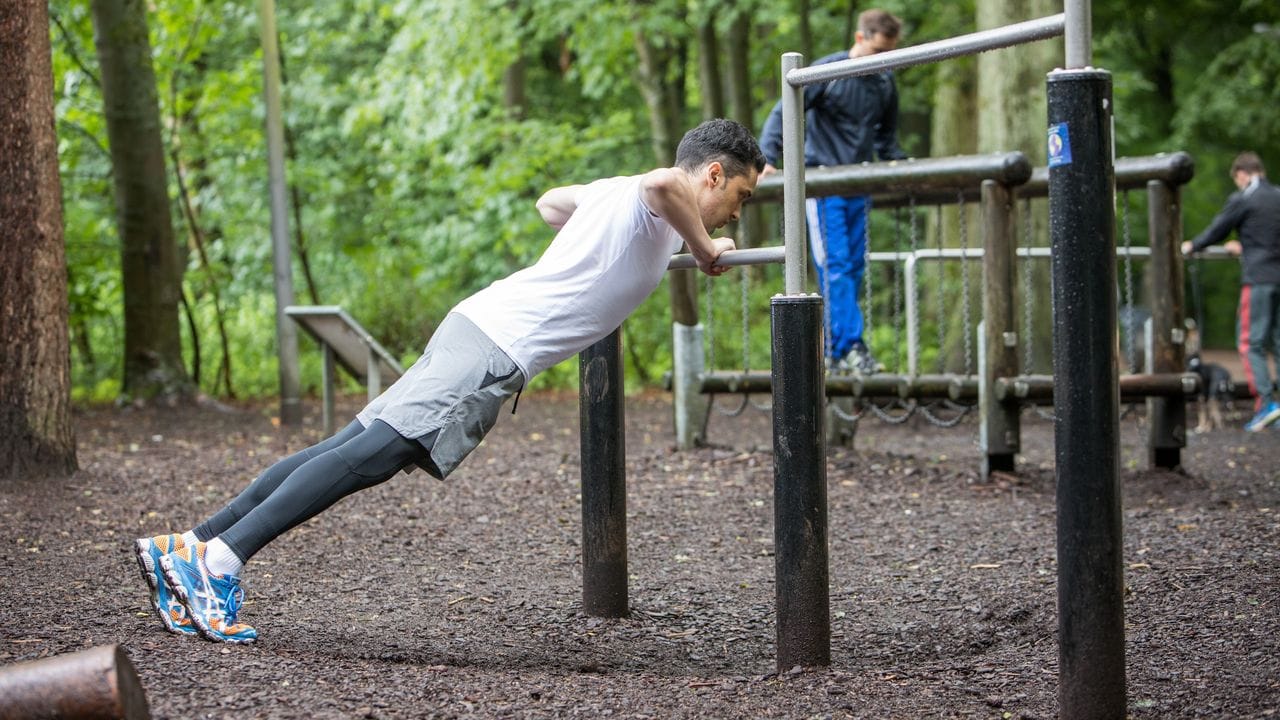 Wer 30 Minuten und länger Sport machen will, für den ist eine kohlenhydratreiche, leicht verdauliche Mahlzeit etwa zwei Stunden vor dem Sport sinnvoll.