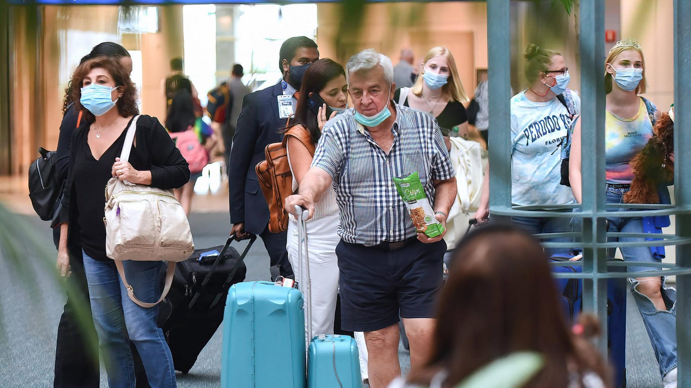Reisende am Flughafen von Orlando: Die USA wollen vorerst bei den strengen Einreiseregeln bleiben.