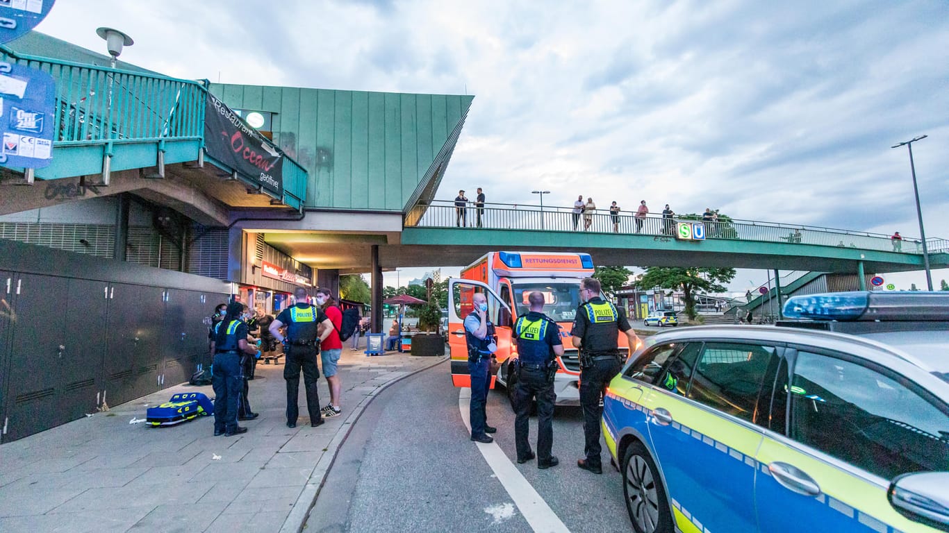 Polizei und Rettungswagen sind am S-Bahnhof Landungsbrücken im Einsatz: Hier sind drei Menschen in einen handgreiflichen Streit geraten.