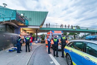 Polizei und Rettungswagen sind am S-Bahnhof Landungsbrücken im Einsatz: Hier sind drei Menschen in einen handgreiflichen Streit geraten.