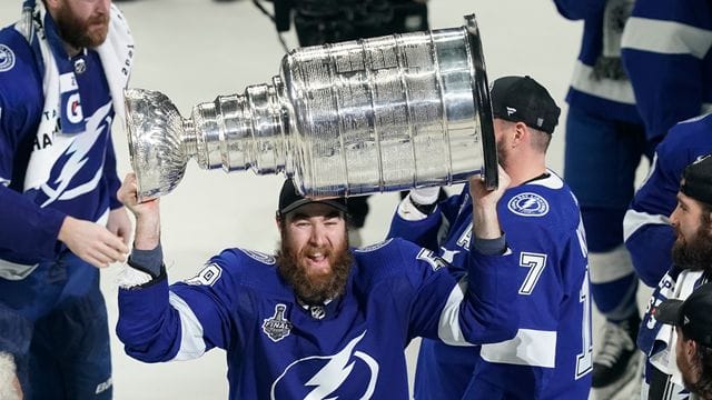 Lightning-Verteidiger David Savard jubelt mit dem Stanley Cup.