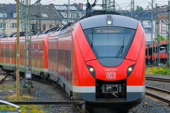 Zug der Deutschen Bahn (Symbolbild): Die Gewerkschaften in dem Konzern liefern sich einen Machtkampf.