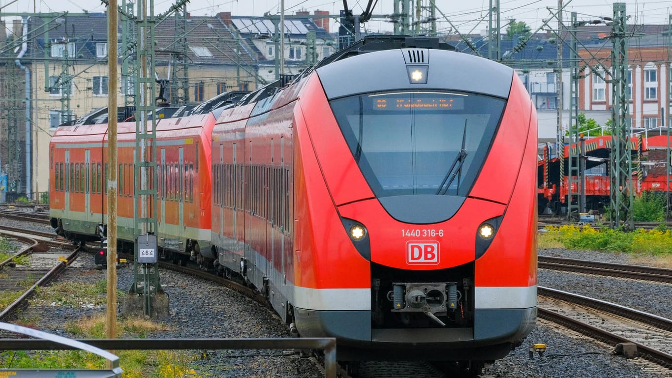 Zug der Deutschen Bahn (Symbolbild): Die Gewerkschaften in dem Konzern liefern sich einen Machtkampf.