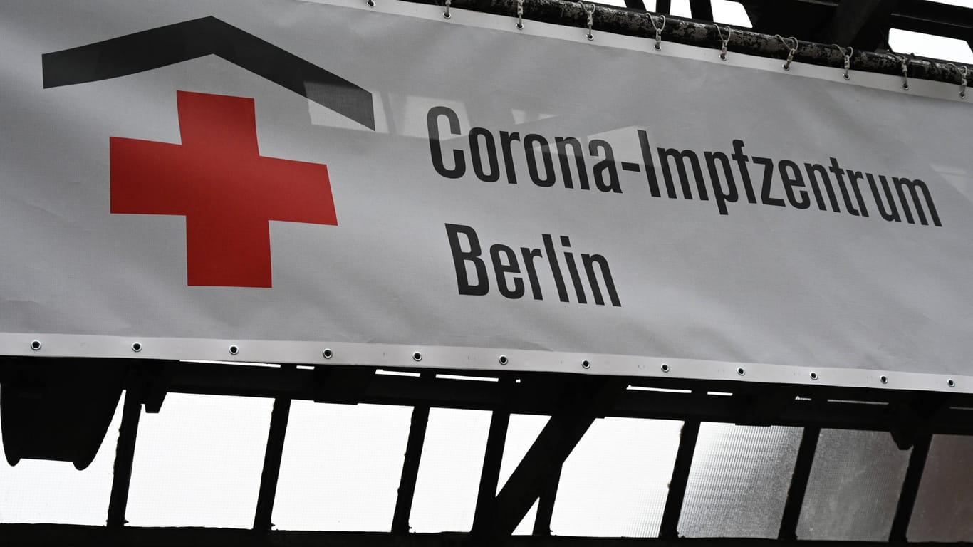 "Corona-Impfzentrum Berlin" steht auf einem Banner (Symbolbild): Nur zwei der sechs Einrichtungen sollen über den August hinaus in Betrieb bleiben.