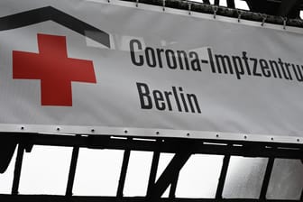 "Corona-Impfzentrum Berlin" steht auf einem Banner (Symbolbild): Nur zwei der sechs Einrichtungen sollen über den August hinaus in Betrieb bleiben.