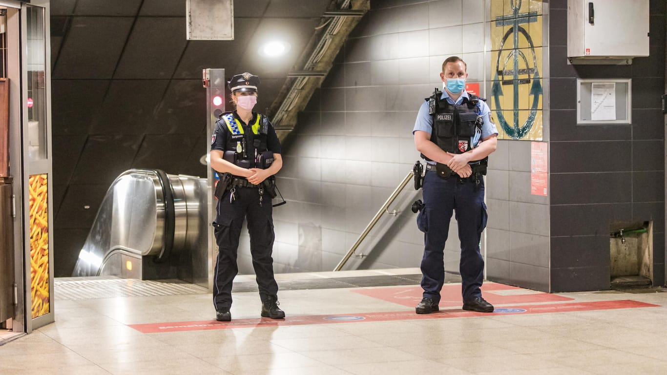Polizeibeamte bewachen den Eingang zur Bahn: Die Züge konnten über Stunden nicht fahren.