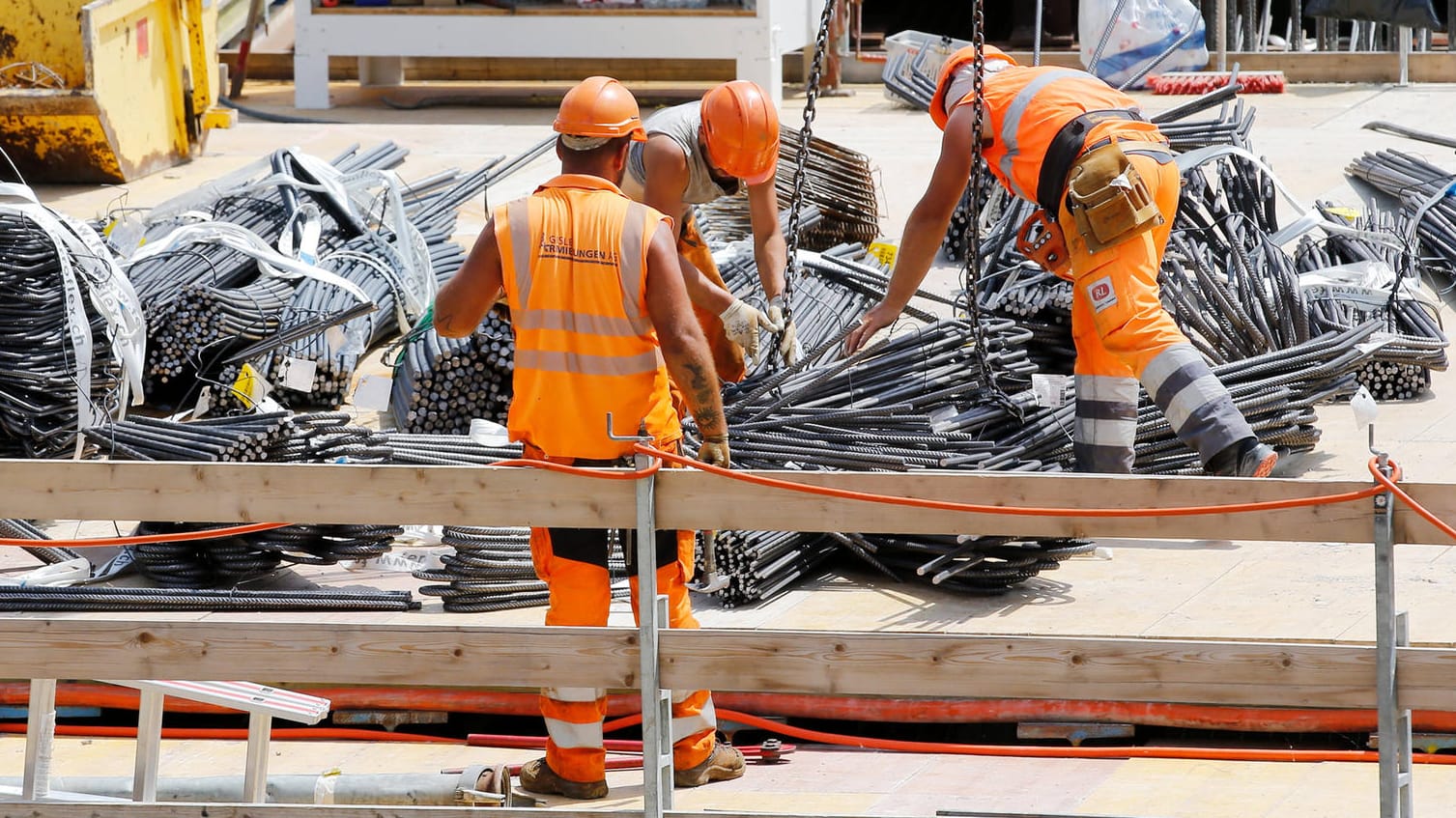 Bauarbeiter auf einer Baustelle (Symbolbild): Die Einkaufspreise zogen deutlich an. Bauarbeiter auf einer Baustelle (Symbolbild): Die Einkaufspreise zogen deutlich an.