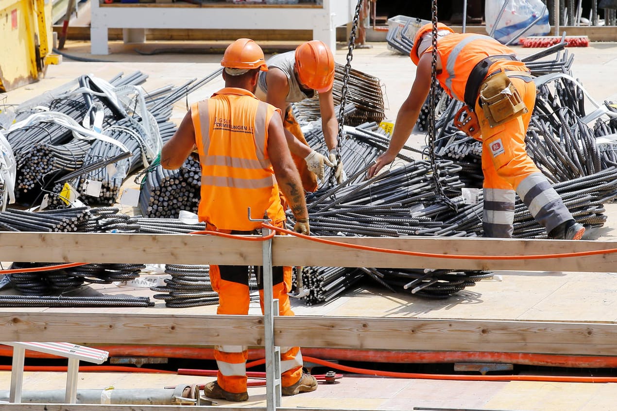 Bauarbeiter auf einer Baustelle (Symbolbild): Die Einkaufspreise zogen deutlich an. Bauarbeiter auf einer Baustelle (Symbolbild): Die Einkaufspreise zogen deutlich an.