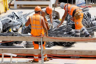 Bauarbeiter auf einer Baustelle (Symbolbild): Die Einkaufspreise zogen deutlich an.