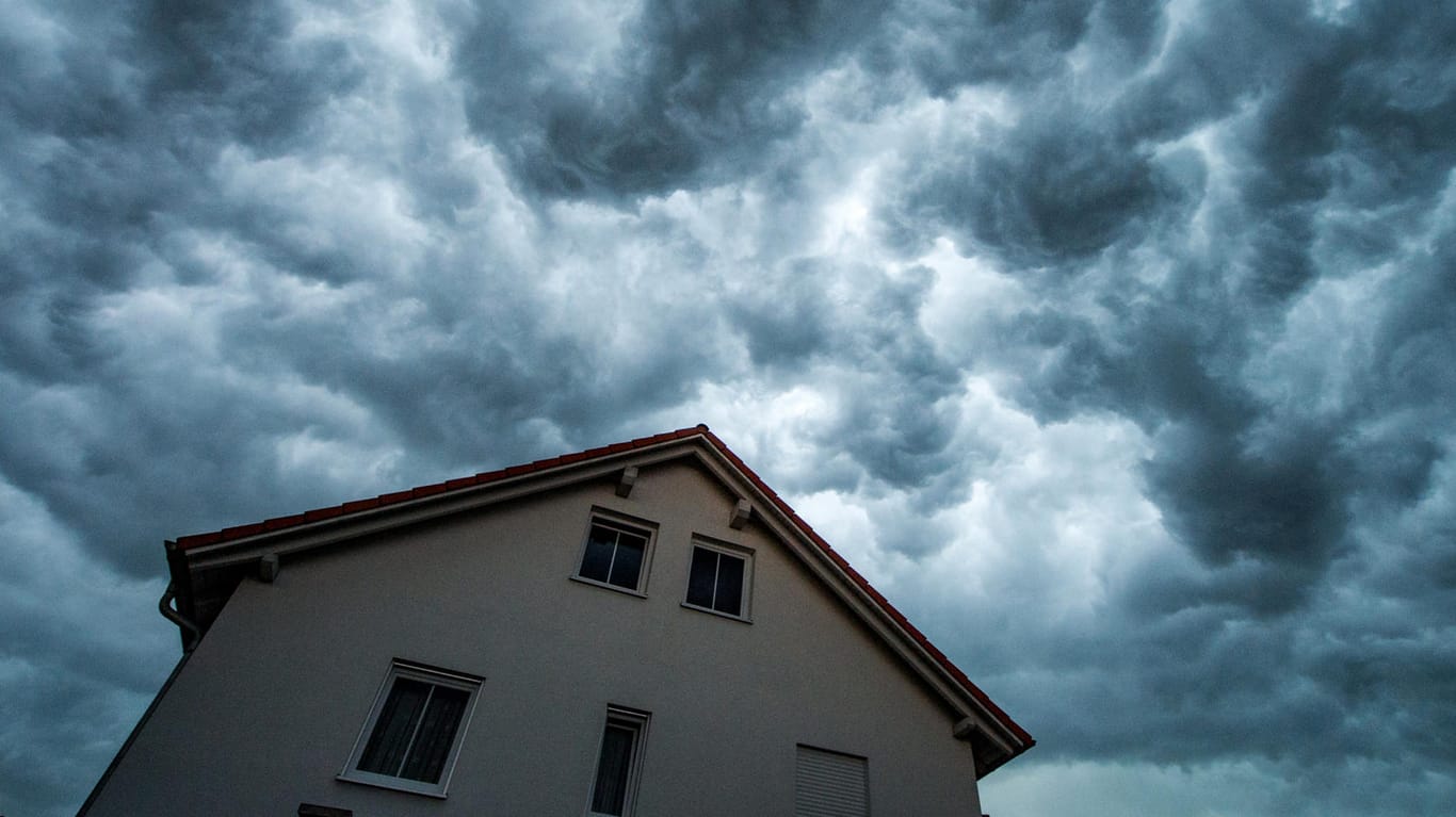 Gewitterwolken über einem Wohnhaus: In Teilen Deutschlands drohen am Donnerstag schwere Unwetter. (Symbolfoto)