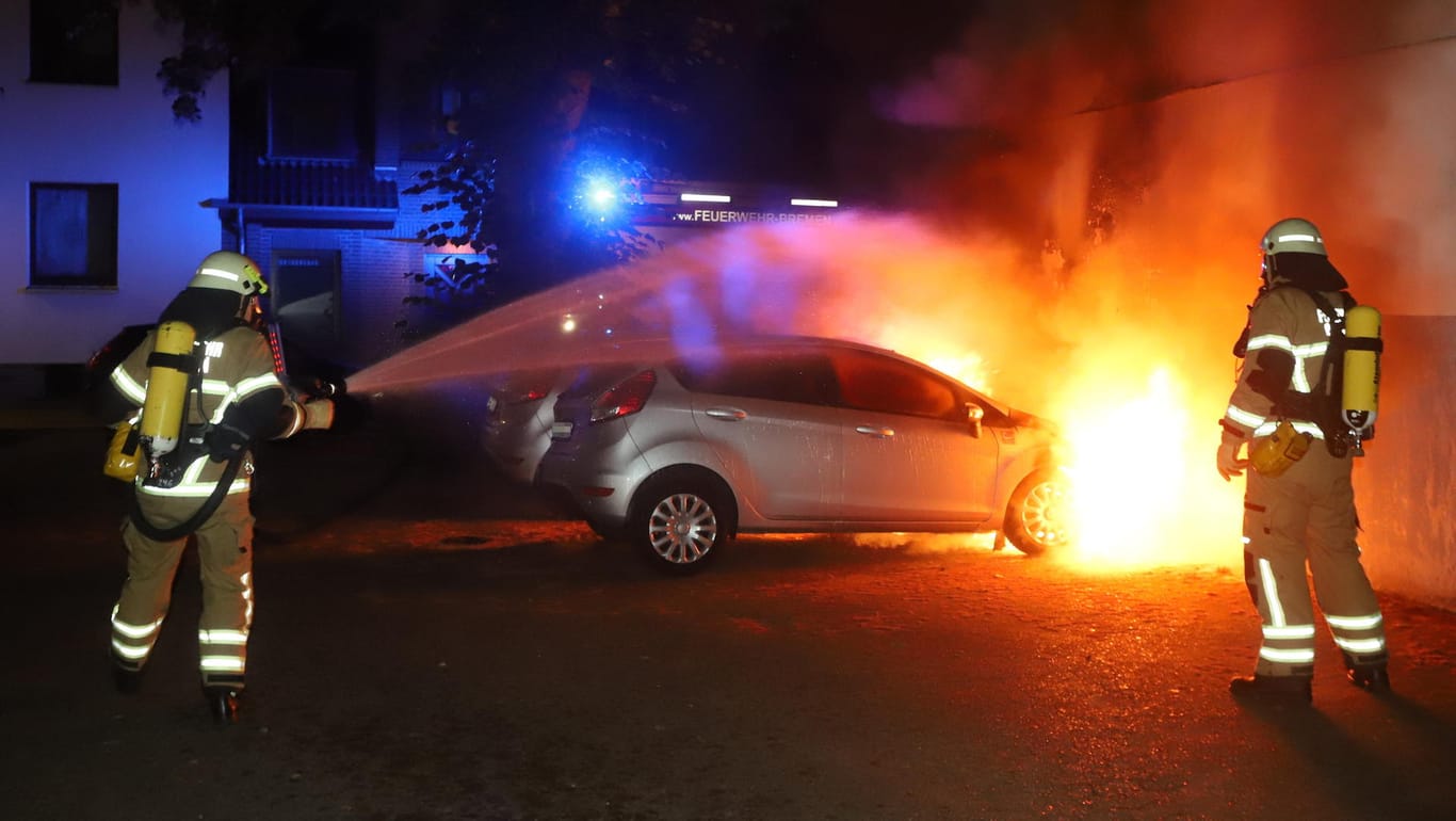 Auf einem Parkplatz an der Hohnholtstraße in Bremen-Hastedt brennen zwei Autos: Auch ein weiterer Wagen hat in der selben Nacht gebrannt.