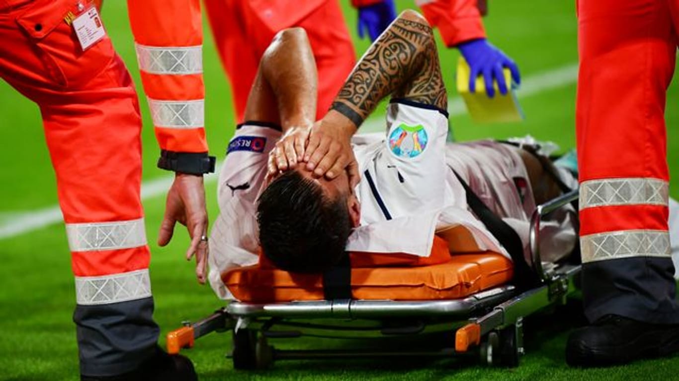 Italiens Leonardo Spinazzola wird verletzt vom Platz getragen.